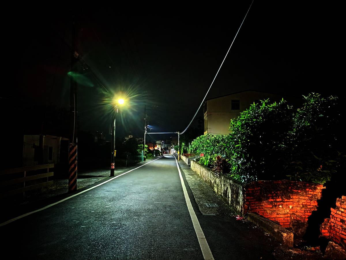 鄉間道路雖然狹小卻因人跡罕見而永遠過於寬闊。(攝影/戴芫品)