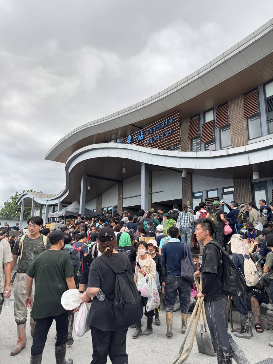 看到光復這次的嚴重風災,台灣的鏟子超人盡一份心力,從光復車站下車(攝影/龔微)