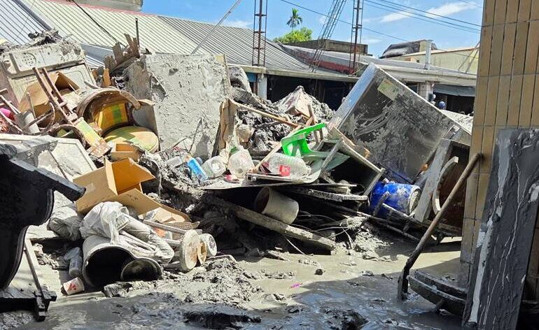 我的同學去光復幫忙後，看到的物品毀損，滿地泥沙。(攝影/戴恩喆)