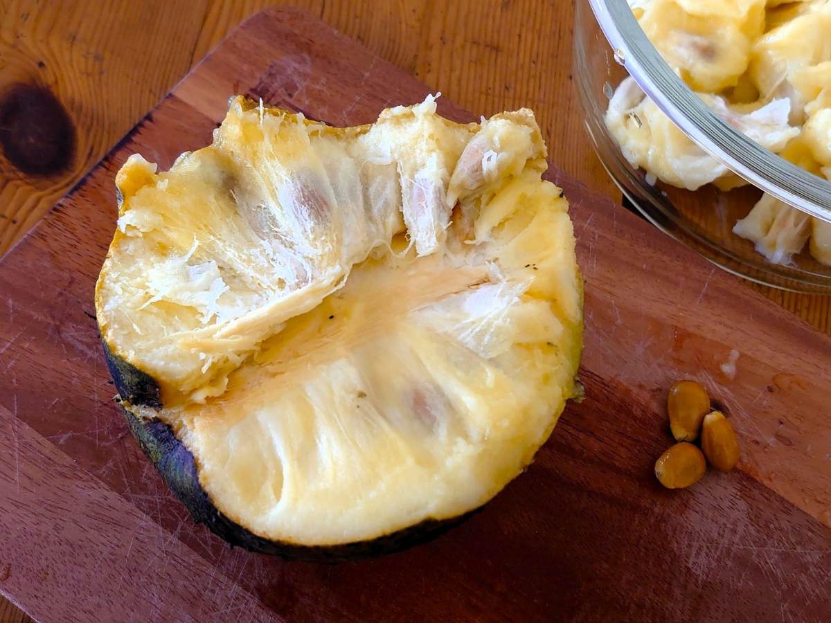 在切開瞬間轉為濃郁,那是一股彷彿混合了鳳梨、蘋果、百香果、菠羅蜜等不同水果的迷人香氣(攝影/鍾舜文)